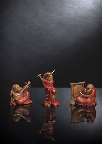 Gruppe von drei musizierenden Daruma aus Holz mit Lackdekor und Details in Horn und Elfenbein - фото 1