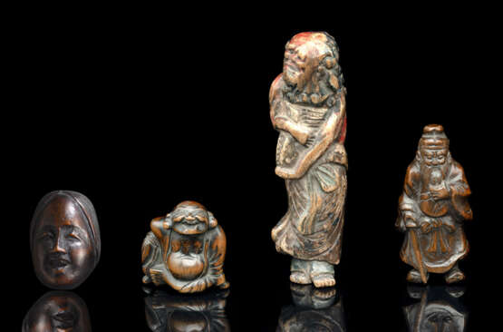 Vier Netsuke aus Holz: Hotei, Kwanju, Maske der Okame und Sennin mit Resten von polychromer Fassung - Foto 1