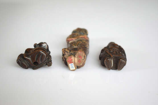 Vier Netsuke aus Holz: Hotei, Kwanju, Maske der Okame und Sennin mit Resten von polychromer Fassung - Foto 4