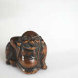 Vier Netsuke aus Holz: Hotei, Kwanju, Maske der Okame und Sennin mit Resten von polychromer Fassung - photo 5