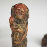 Vier Netsuke aus Holz: Hotei, Kwanju, Maske der Okame und Sennin mit Resten von polychromer Fassung - фото 6