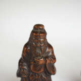 Vier Netsuke aus Holz: Hotei, Kwanju, Maske der Okame und Sennin mit Resten von polychromer Fassung - photo 7