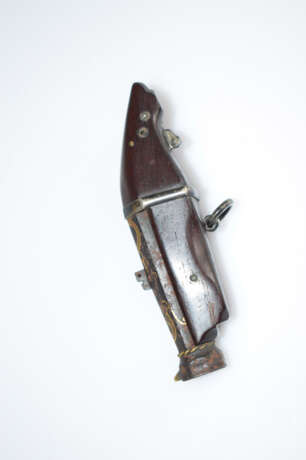 Netsuke in Form einer Pistole aus Holz mit Details aus Eisen - фото 2