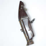 Netsuke in Form einer Pistole aus Holz mit Details aus Eisen - photo 2