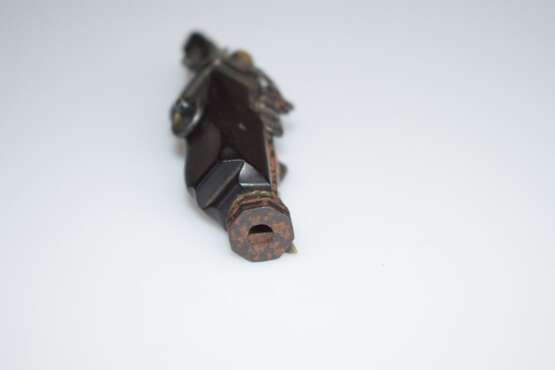 Netsuke in Form einer Pistole aus Holz mit Details aus Eisen - фото 4