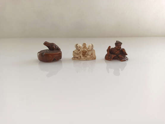 Zwei Netsuke aus Buchsbaum und Netsuke einer Männergruppe aus Elfenbein - фото 2