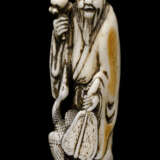 Netsuke des Tsuru Sennin mIt Fächer und Kranich aus Elfenbein - photo 1