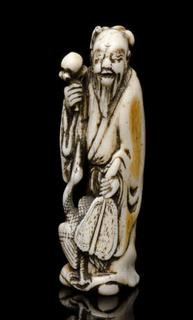 Netsuke des Tsuru Sennin mIt Fächer und Kranich aus Elfenbein - photo 1