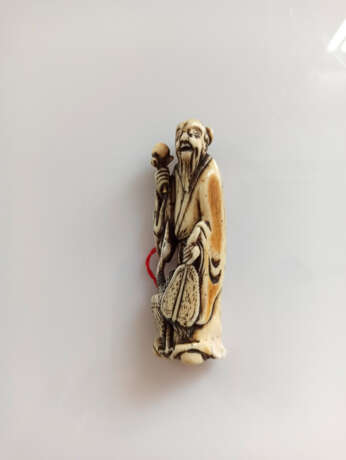 Netsuke des Tsuru Sennin mIt Fächer und Kranich aus Elfenbein - photo 2