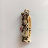 Netsuke des Tsuru Sennin mIt Fächer und Kranich aus Elfenbein - photo 2