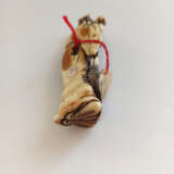 Netsuke des Tsuru Sennin mIt Fächer und Kranich aus Elfenbein - photo 4