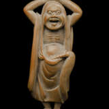 Netsuke des stehenden, lachenden Daruma aus Holz mit Hossu-Wedel - photo 1