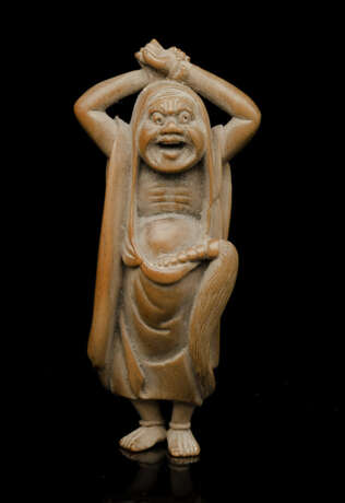 Netsuke des stehenden, lachenden Daruma aus Holz mit Hossu-Wedel - photo 1