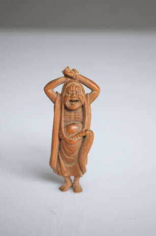 Netsuke des stehenden, lachenden Daruma aus Holz mit Hossu-Wedel - photo 2