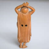 Netsuke des stehenden, lachenden Daruma aus Holz mit Hossu-Wedel - photo 3