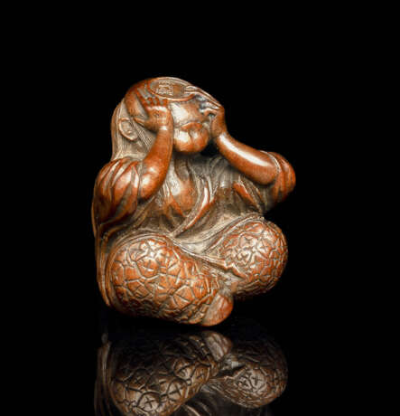 Netsuke eines sitzenden Shôjo mit Sakeschale aus Holz - photo 1