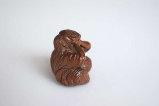 Netsuke eines sitzenden Shôjo mit Sakeschale aus Holz - photo 4