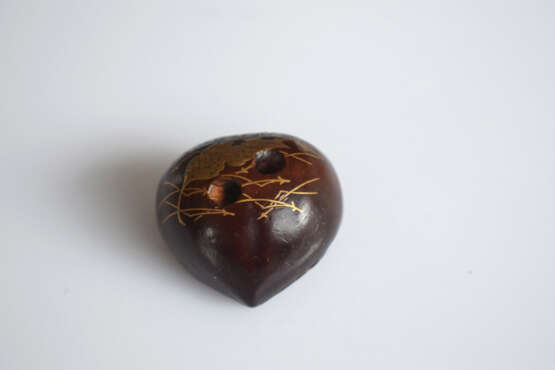 Netsuke in Form einer Kastanie aus Holz mit Goldlackdekor von Kiefernnadeln und Herbstlaub - photo 2