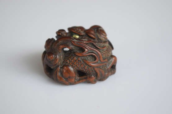 Netsuke eines zusammengerollten Drachen aus Buchsbaum, die Augen mit Metall und dunklem Horn eingelegt - photo 3