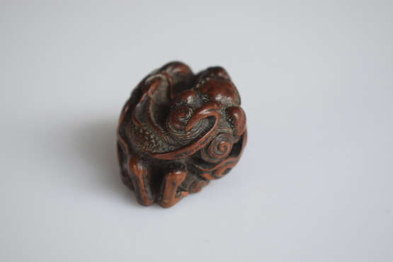 Netsuke eines zusammengerollten Drachen aus Buchsbaum, die Augen mit Metall und dunklem Horn eingelegt - photo 4