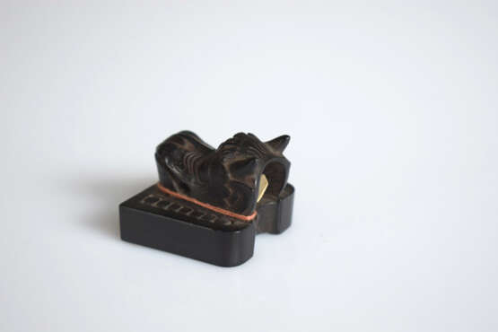 Netsuke aus Holz in Form eines Tuschreibesteins mit Drachenkopf - Foto 3