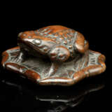Netsuke einer Kröte auf Lotusblatt aus Holz - Foto 1