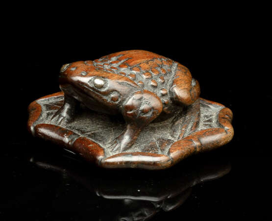 Netsuke einer Kröte auf Lotusblatt aus Holz - Foto 1