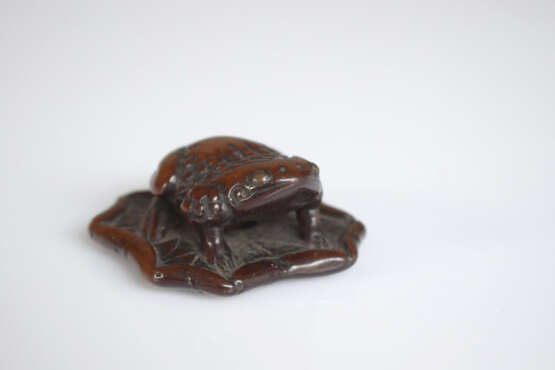 Netsuke einer Kröte auf Lotusblatt aus Holz - Foto 2