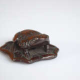 Netsuke einer Kröte auf Lotusblatt aus Holz - photo 2
