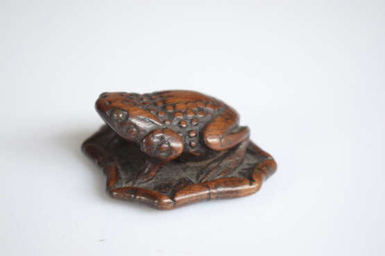 Netsuke einer Kröte auf Lotusblatt aus Holz - photo 3