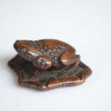 Netsuke einer Kröte auf Lotusblatt aus Holz - Foto 3