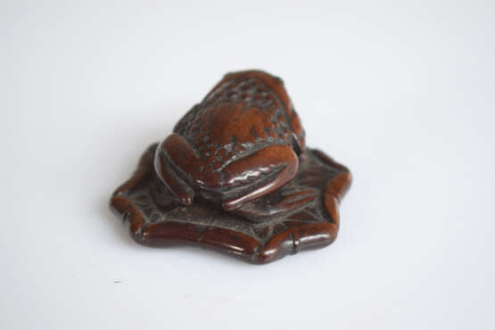 Netsuke einer Kröte auf Lotusblatt aus Holz - Foto 4