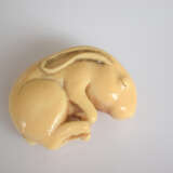 Netsuke eines schlafenden Hasen aus Elfenbein - photo 2