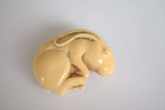 Netsuke eines schlafenden Hasen aus Elfenbein - photo 2