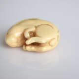 Netsuke eines schlafenden Hasen aus Elfenbein - photo 4