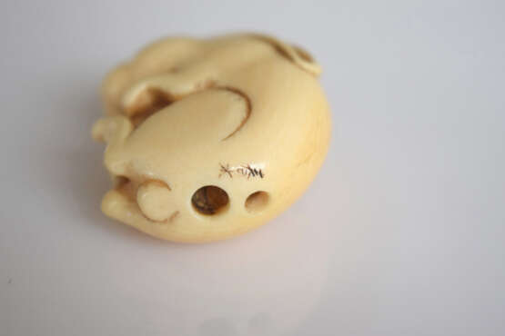 Netsuke eines schlafenden Hasen aus Elfenbein - photo 5