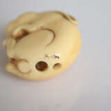 Netsuke eines schlafenden Hasen aus Elfenbein - photo 5