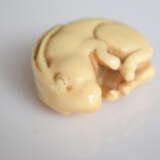 Netsuke eines schlafenden Hasen aus Elfenbein - photo 6