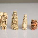 Vier Netsuke aus Elfenbein und Hirschhorn: Kwanju, Sennin, Fukurokuju und Shishi mit Mann - photo 2