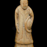 Netsuke eines stehenden Chinesen aus Elfenbein - photo 1