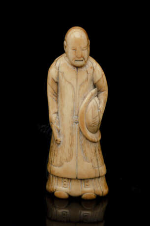 Netsuke eines stehenden Chinesen aus Elfenbein - photo 1