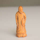 Netsuke eines stehenden Chinesen aus Elfenbein - photo 2