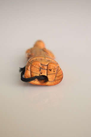 Netsuke eines stehenden Chinesen aus Elfenbein - photo 4