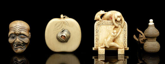 Vier Netsuke und Okimono aus Elfenbein bzw. Holz: Manju in Form eines Pfirsichs mit Gold-und Koralleinlage, Stellschirm mit drei spielenden Affen, Maske und kleine Flasche - Foto 1