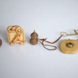 Vier Netsuke und Okimono aus Elfenbein bzw. Holz: Manju in Form eines Pfirsichs mit Gold-und Koralleinlage, Stellschirm mit drei spielenden Affen, Maske und kleine Flasche - photo 2
