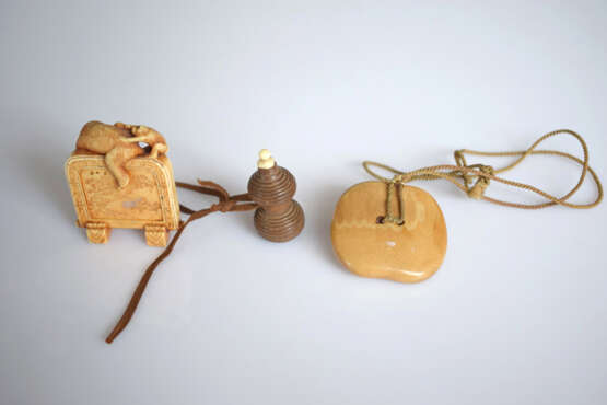 Vier Netsuke und Okimono aus Elfenbein bzw. Holz: Manju in Form eines Pfirsichs mit Gold-und Koralleinlage, Stellschirm mit drei spielenden Affen, Maske und kleine Flasche - photo 3