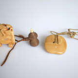Vier Netsuke und Okimono aus Elfenbein bzw. Holz: Manju in Form eines Pfirsichs mit Gold-und Koralleinlage, Stellschirm mit drei spielenden Affen, Maske und kleine Flasche - photo 3