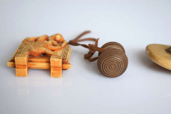 Vier Netsuke und Okimono aus Elfenbein bzw. Holz: Manju in Form eines Pfirsichs mit Gold-und Koralleinlage, Stellschirm mit drei spielenden Affen, Maske und kleine Flasche - Foto 4