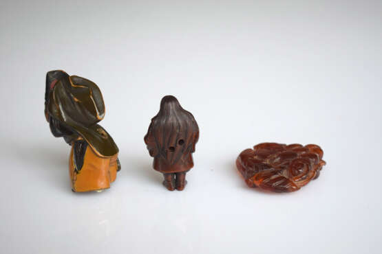 Zwei Netsuke aus Holz, teils mit Elfenbein: Jimbaso Tänzer und Trommler. Dazu ein Anhänger aus Bernstein mit Darstellung eines Eichhörnchens an Trauben - фото 3
