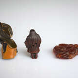 Zwei Netsuke aus Holz, teils mit Elfenbein: Jimbaso Tänzer und Trommler. Dazu ein Anhänger aus Bernstein mit Darstellung eines Eichhörnchens an Trauben - Foto 3